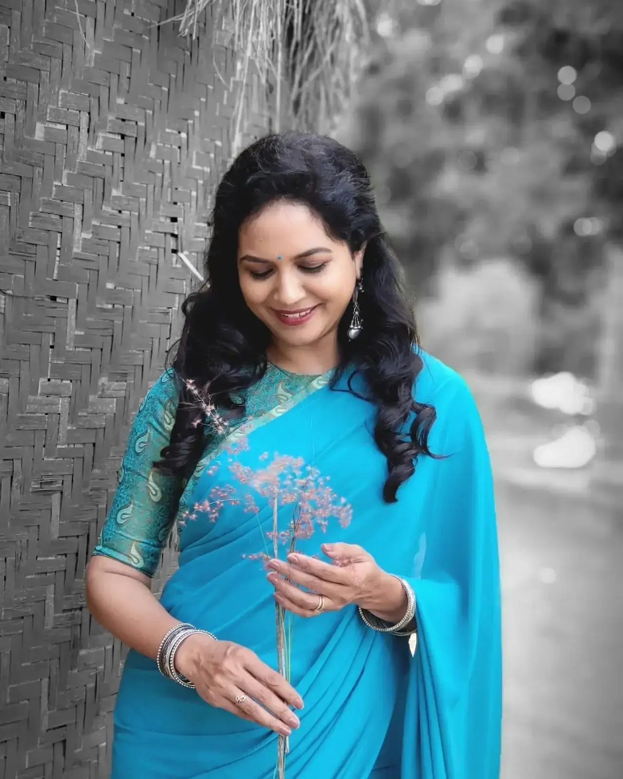 INDIAN TELUGU FILMY SINGER SUNITHA IN BLUE SAREE